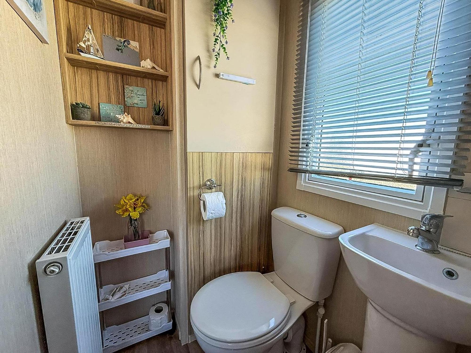 Lovely 6 Berth Caravan With Decking To The Side In Heacham Ref 21040E ภายนอก รูปภาพ