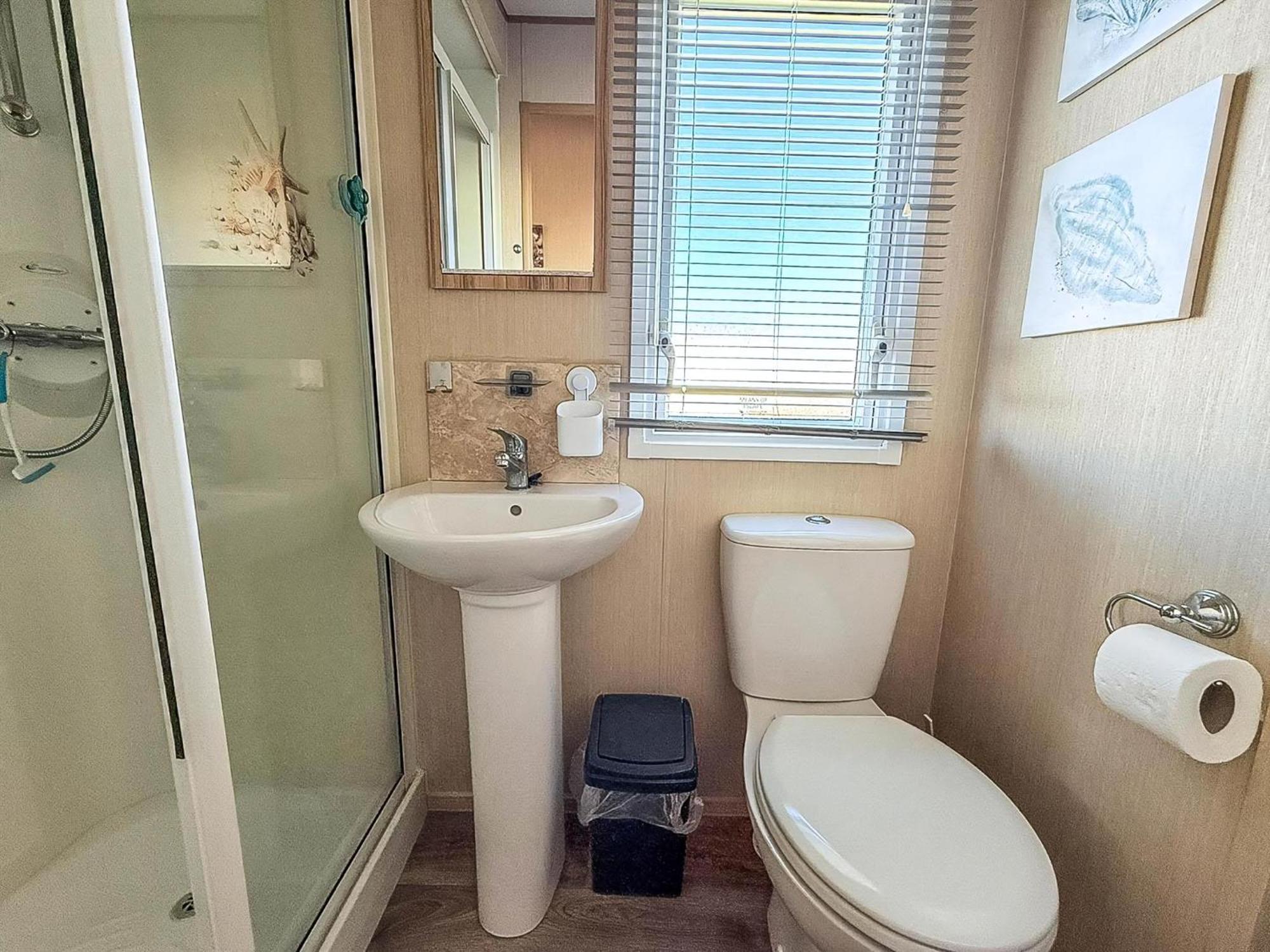 Lovely 6 Berth Caravan With Decking To The Side In Heacham Ref 21040E ภายนอก รูปภาพ